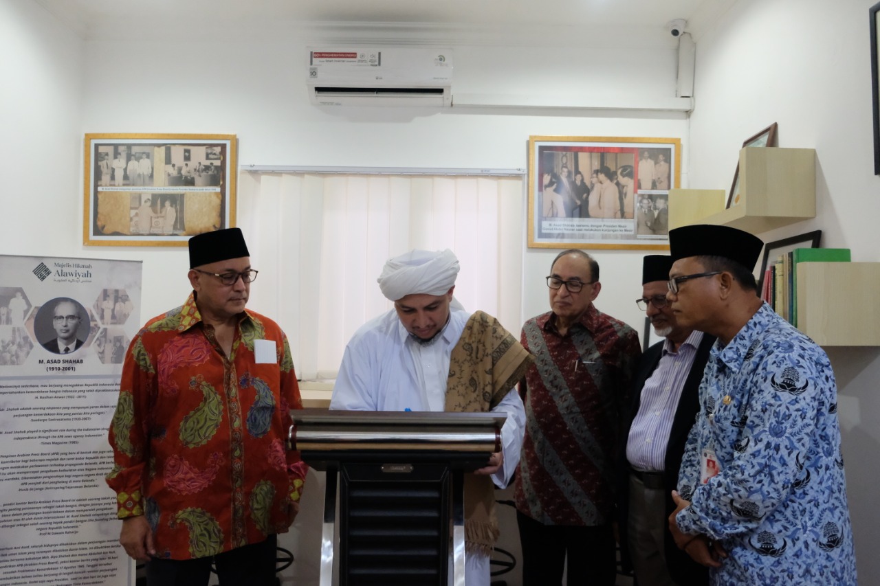 Peresmian Ruang Baca M. Asad Shahab Perpustakaan Kanzul Hikmah MAHYA, dihadiri Habib Ahmad bin Novel bin Salim bin Jindan dan Dr Alwi Shihab. (Foto: Istimewa)