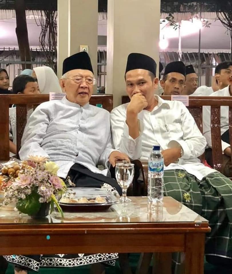 KH Baha’udin Nursalim (Gus Baha’) bersama Gus Sholah di Tebuireng, Jombang. (Foto: Istimewa)