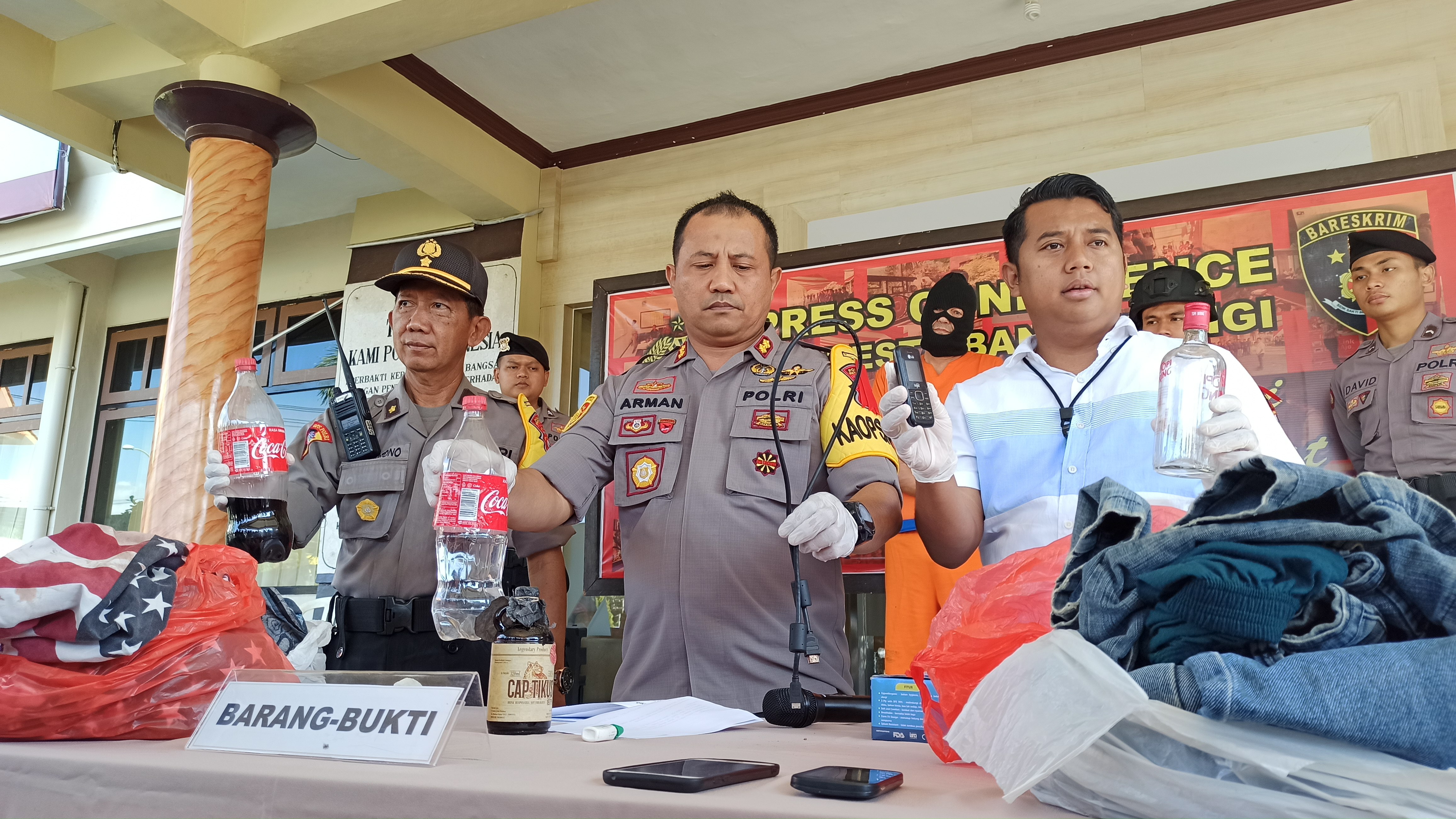 Kapolresta Banyuwangi AKBP Arman Asmara Syarifudin menunjukkan barang bukti yang diamankan dalam kasus pembunuhan yang dilakukan Bule asal Belanda (Foto: Hujaini/ngopibareng.id)
