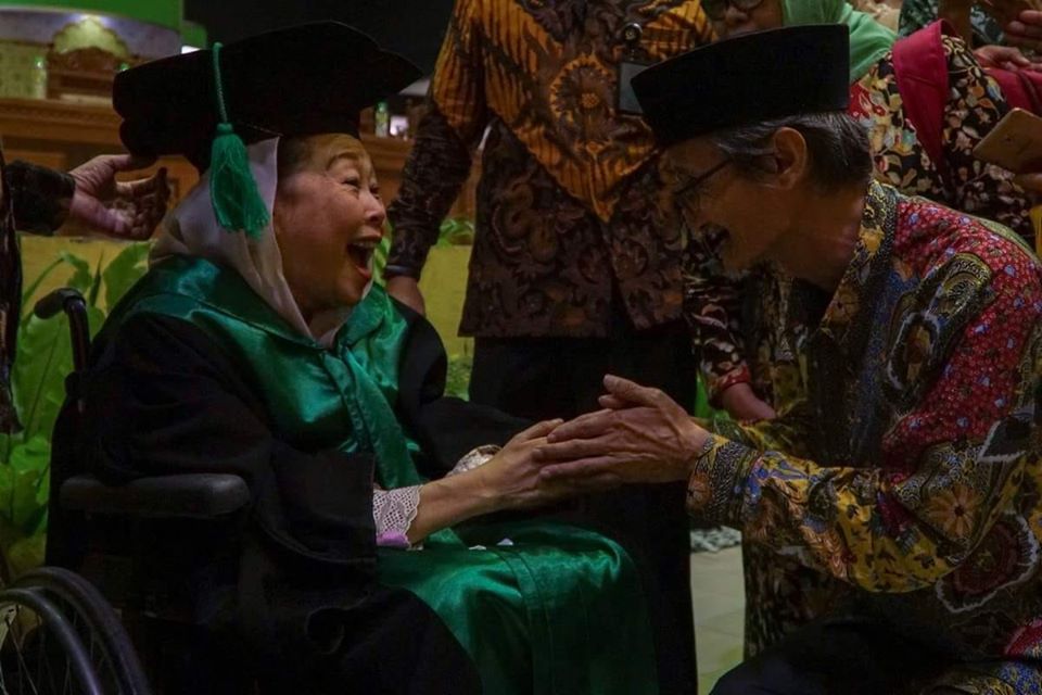 Ny Sinta Nuriyah Abdurrahman bersama KH Husein Muhammad. (Foto: akun fb hm)