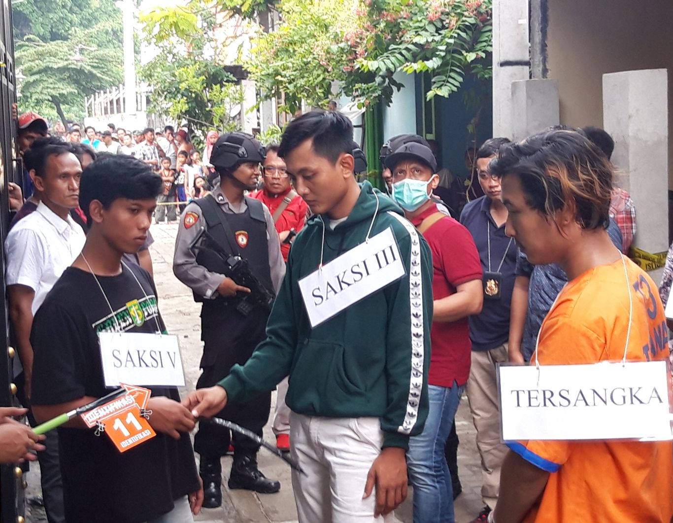 Rekontruksi pembunuhan sadis depan kos RT 04 RW 02 Dusun Megare, Desa Ngelom, Kecamatan Taman, Sidoarjo, Selasa 24 Desember 2019. (Foto: Haris/ngopibareng.id)