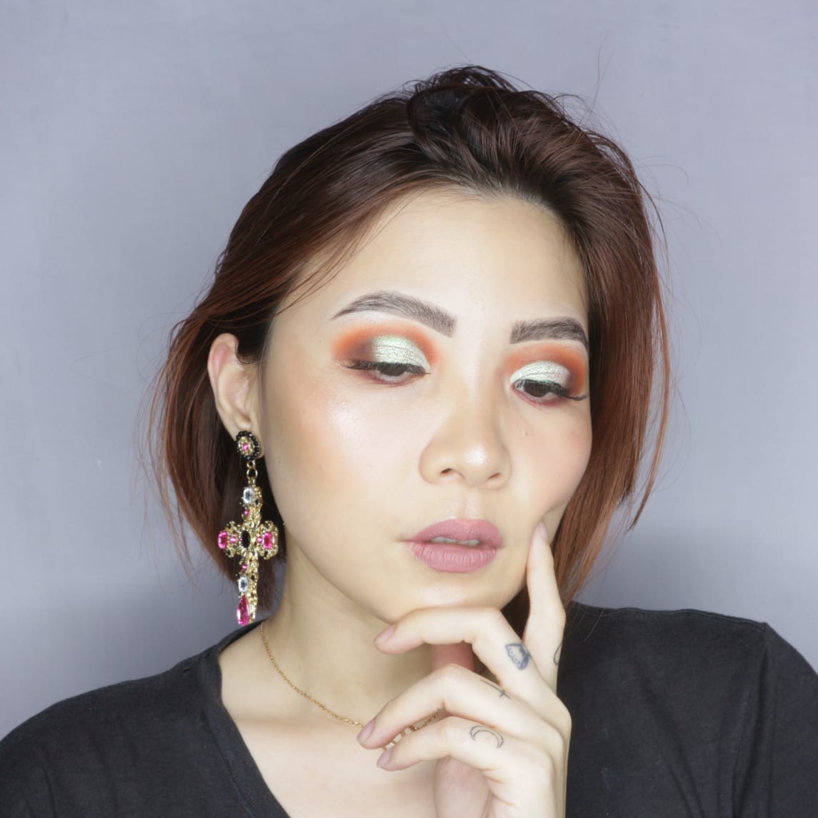 Look festive make up saat diaplikasikan pada model. (FOTO: istimewa)