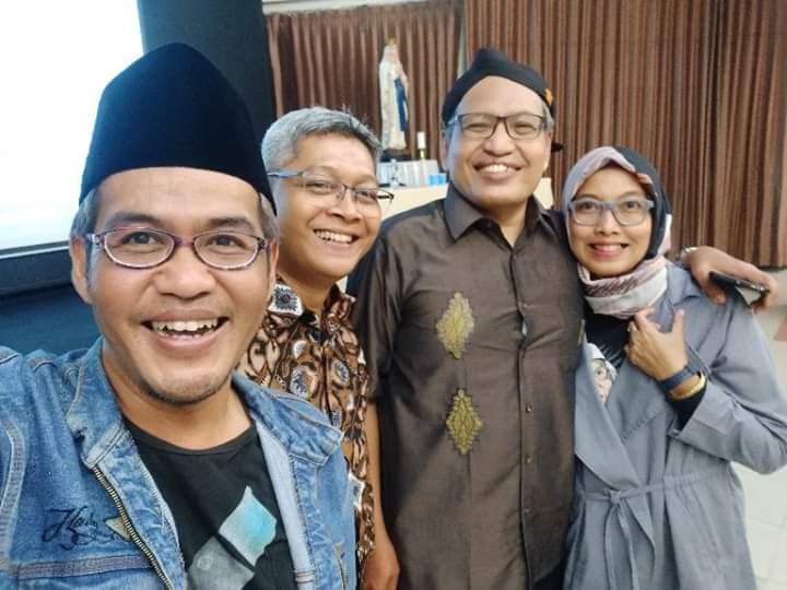 Ning Ienas Tsuroiya bersama Ulil Abshar Abdalla, suaminya, dan kolega mereka. (Foto: aku fb ienas tsuroiya)