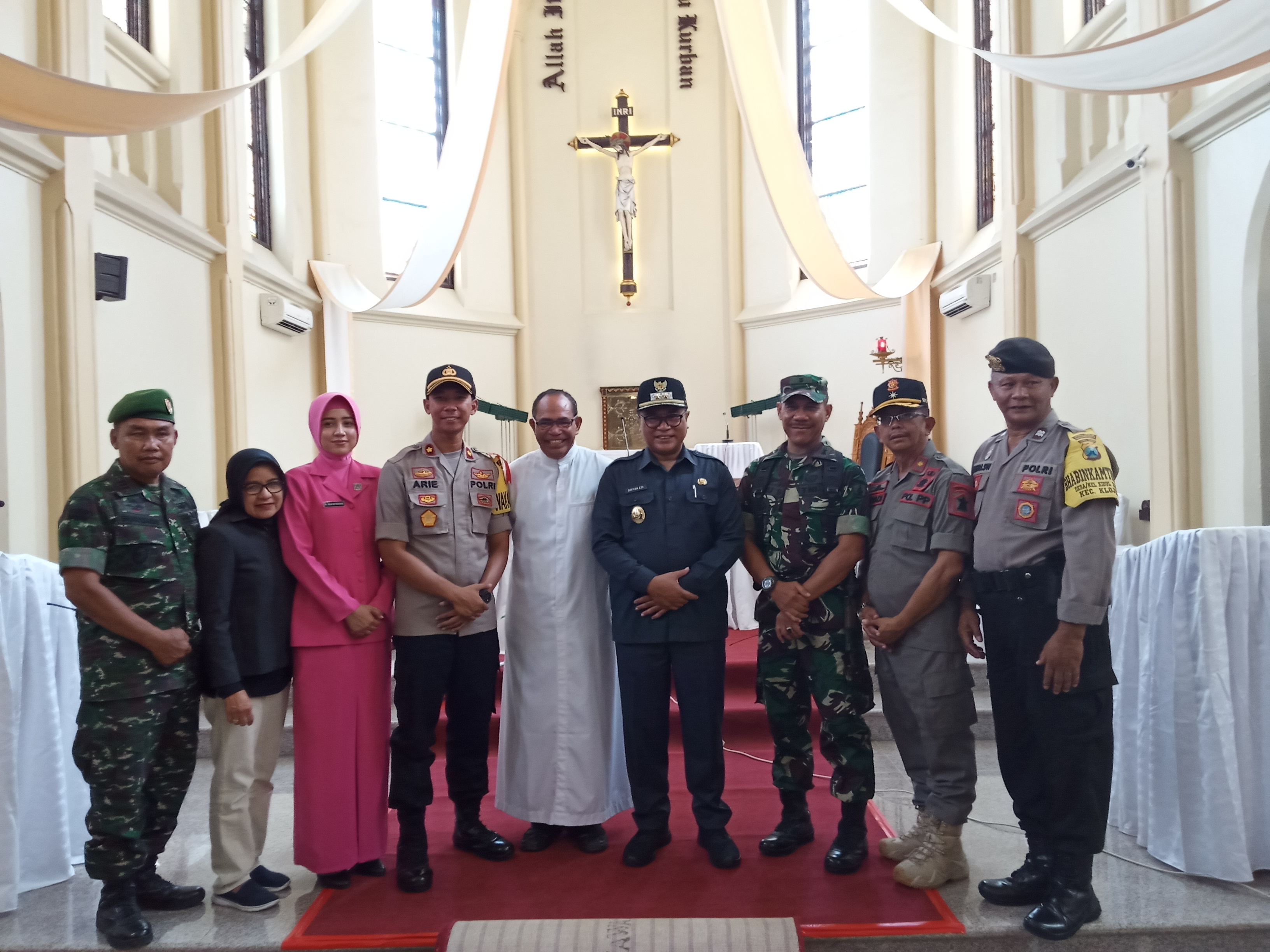 Jajaran Forkopimda Kota Malang bersama Pastur Gereja Katolik Hati Kudus Yesus. (Foto: Theo/ngopibareng.id)