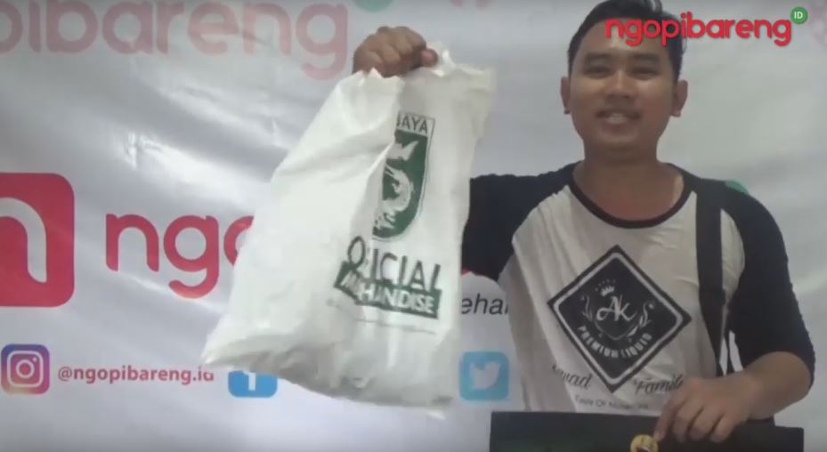 Bonek Generasi Evolution, Akbar Kurniawan, tetap nekat ambil jersey meski hujan deras selama perjalanan ke Kantor Ngopibareng.id