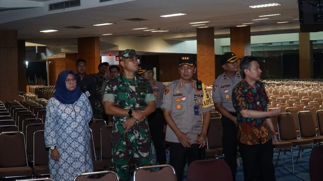 Kapolrestabes Surabaya Kombes Pol Sandi Nugroho saat melakukan sterilisasi di beberapa gereja Surabaya ditemani Danrem Bhaskara. (Foto: Faiq/ngopibareng.id)