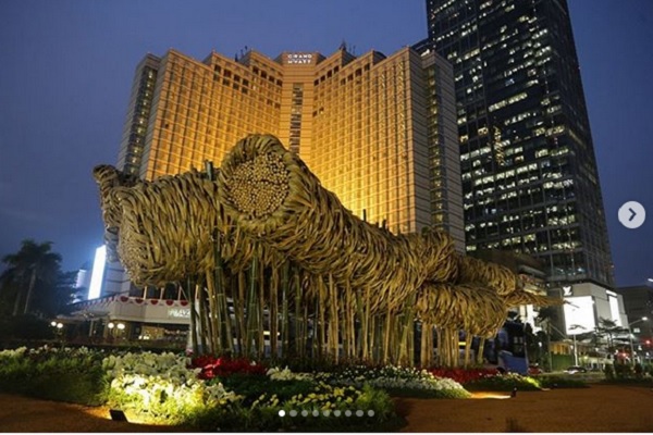 Instalasi bambu Getah Getih di kawasan Bundaran Hotel Indonesia saat pelaksanaan Asian Games 2018. (Foto: Instagram @aniesbaswedan)