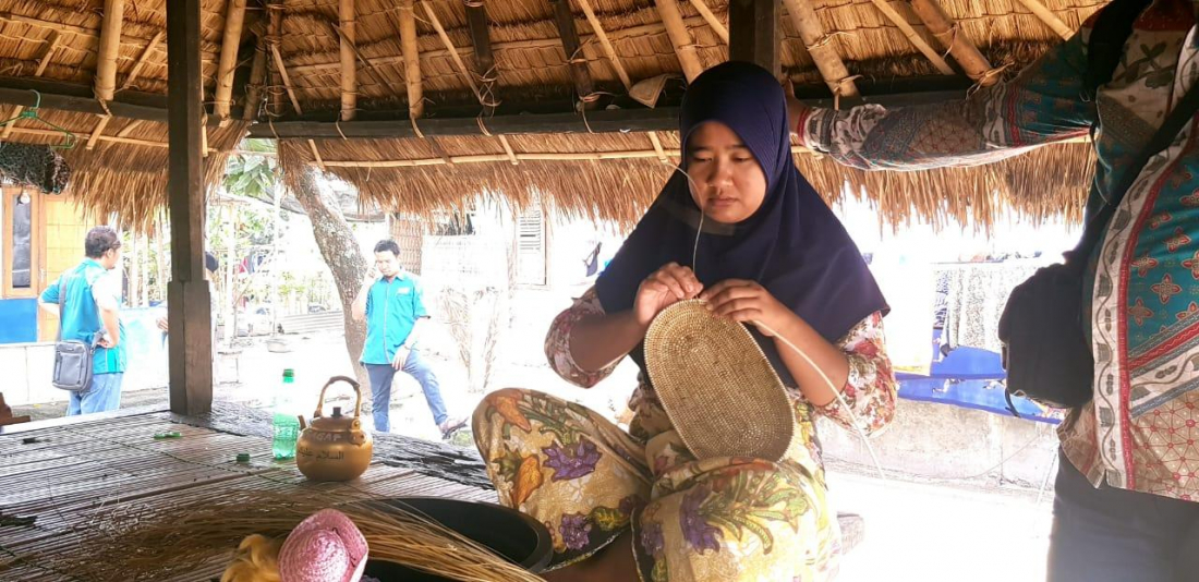 Warga sedang menyanyam Kerajinan ketak Lombok, NTB. (Foto: Kemenag) 