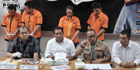 Ibra Azhari (kedua kiri) saat polisi menggelar rilis kasus narkoba yang menjerat adik Ayu Azhari itu. (Foto: Istimewa)