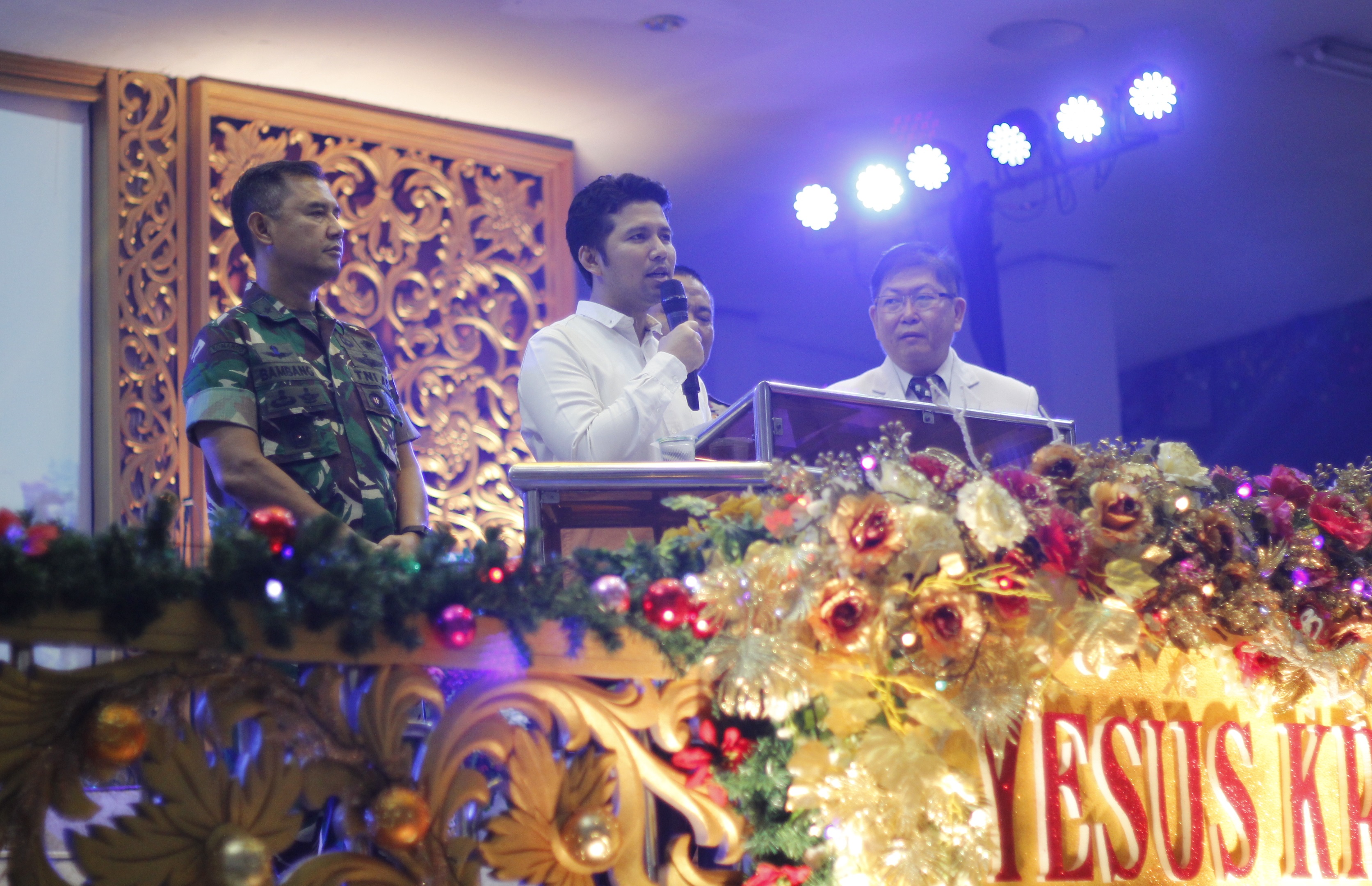 Wakil Gubernur Jawa Timur, Emil Elestianto Dardak saat menyampaikan sambutan di Gereja Pantekosta Pusat Surabaya, Jalan Arjuno, Selasa 24 Desember 2019. (Foto: Fariz/ngopibareng.id)