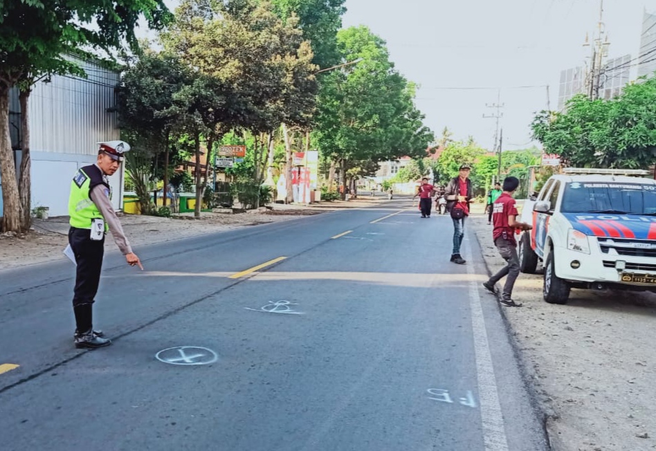 Polisi melakukan olah TKP kecelakaan maut di Jl. Gatot Subroto (foto: Unit Laka Polresta Banyuwangi)