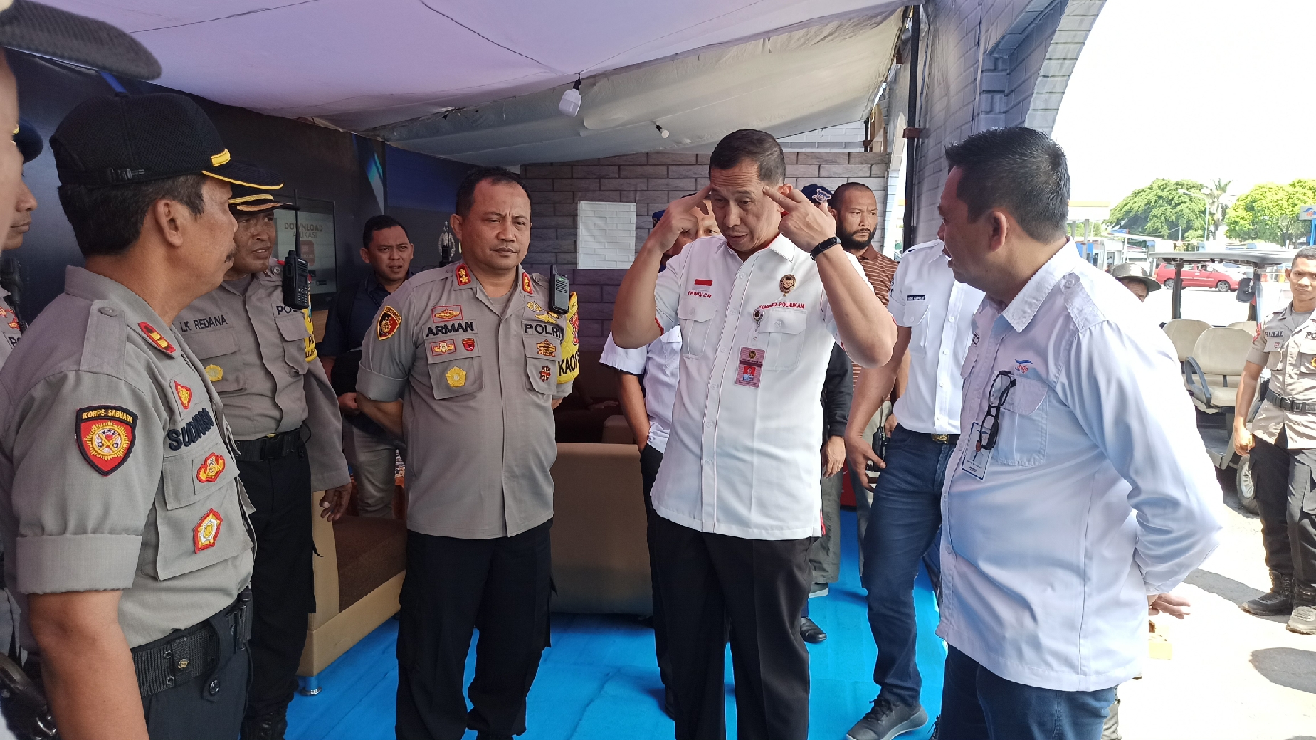 Asisten Deputi Penanganan Keamanan Transportasi Kemenkopolhukan Brigjen Pol Erwin Chahara Rusmana berbincang dengan petugas Pos Keamanan Libur Natal dan Tahun Baru (foto : Hujaini/ngopibareng.id)