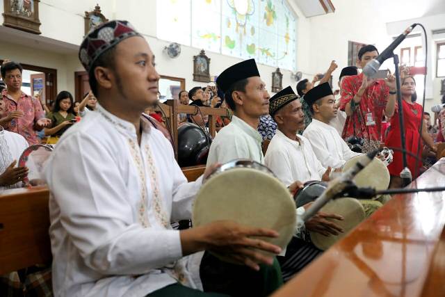 Santri penabuh rebana yang tengah mengiringi misa natal di Gereja Katolik Mater Dei Semarang. (Foto: twitter)