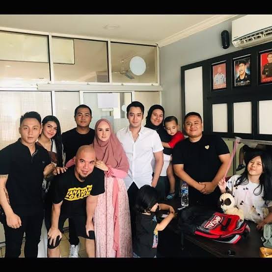 Musisi Ahmad Dhani pose bersama Kriss Hatta saat Kriss Hatta dinyatakan bebas dari LP Cipinang pada 22 Desember 2019. (Foto: Instagram Kriss Hatta)