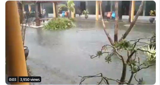 Banjir terlihat menggenangi halaman RSUD Sidoarjo, Rabu 25 Desember 2019. (Foto: Twitter @ronaldiesa)