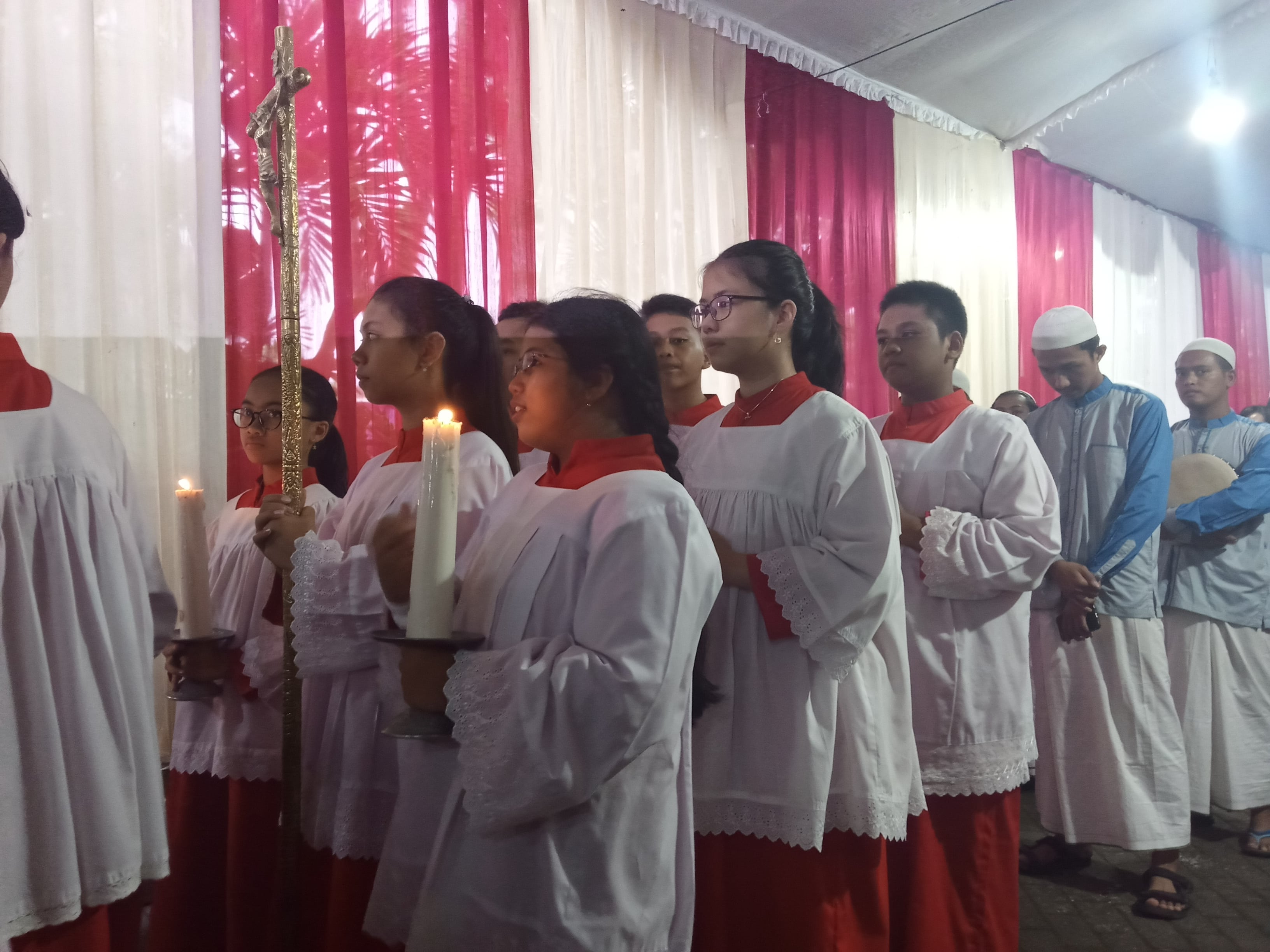 Rombongan Jemaat Gereja Katolik Paroki Santo Vincentius A Paulo Langsep saat perayaan Misa Natal. (Foto: Theo/ngopi bareng.id)