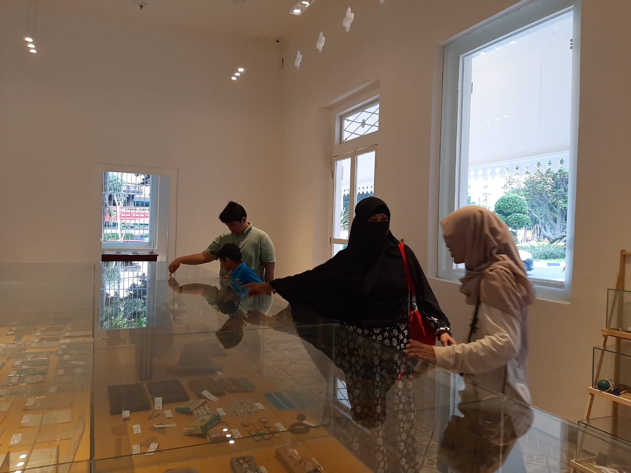 Suasana pengunjung di Museum Pendidikan, tepatnya di etalase barang pendidikan dari masa ke masa. (Foto: Pita/ngopibareng.id)