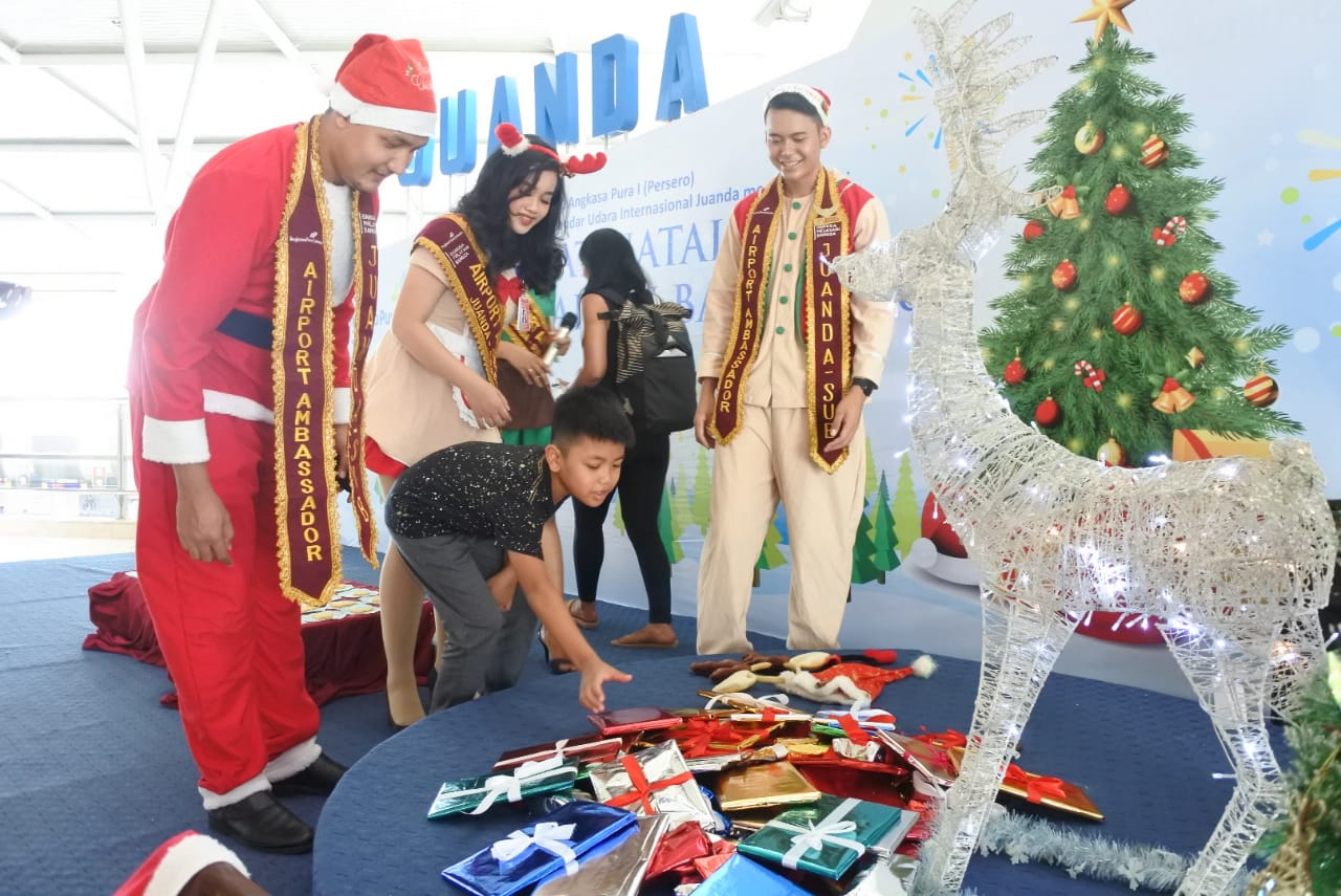 Penumpang pesawat di Bandara Internasional Juanda Terminal II tampak menghiasi ornamen-ornamen khas Natal. (Foto: Istimewa/ngopibareng.id)