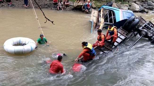 Petugas gabungan dari SAR Pagaralam, TNI, Polri, BPBD dan Tagana melakukan evakuasi korban kecelakaan Bus Sriwijaya dengan rute Bengkulu - Palembang yang masuk jurang di Liku Lematang, Dempo Selatan, Pagaralam, Sumatera Selatan, Selasa, 24 Desember 2019. (Foto: Antara)