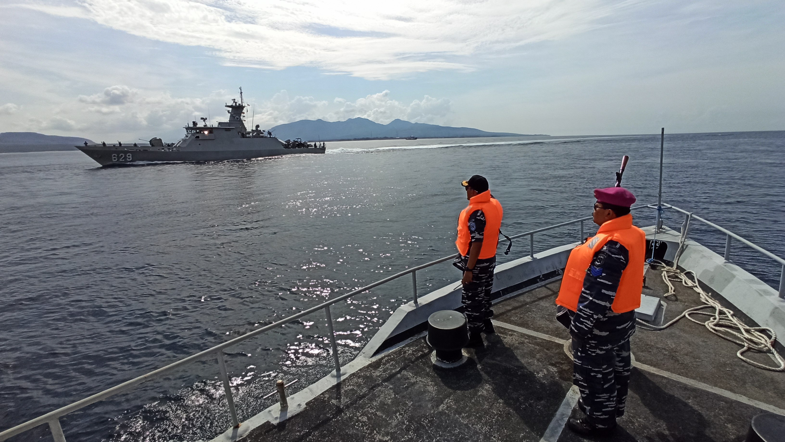 KRI Tombak melakukan manuver di Selat Bali untuk memastikan jalur penyeberangan Ketapang-Gilimanuk aman (foto : Hujaini/ngopibareng.id)