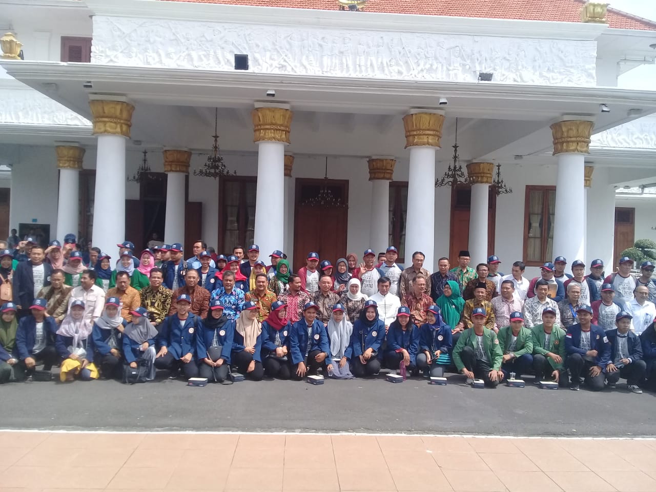 Gubernur Jatim bersama perwakilan mahasiswa dari Unair yang dilepas untuk Program KKN Brantas Tuntas. (Foto: Faiq/ngopibareng.id)