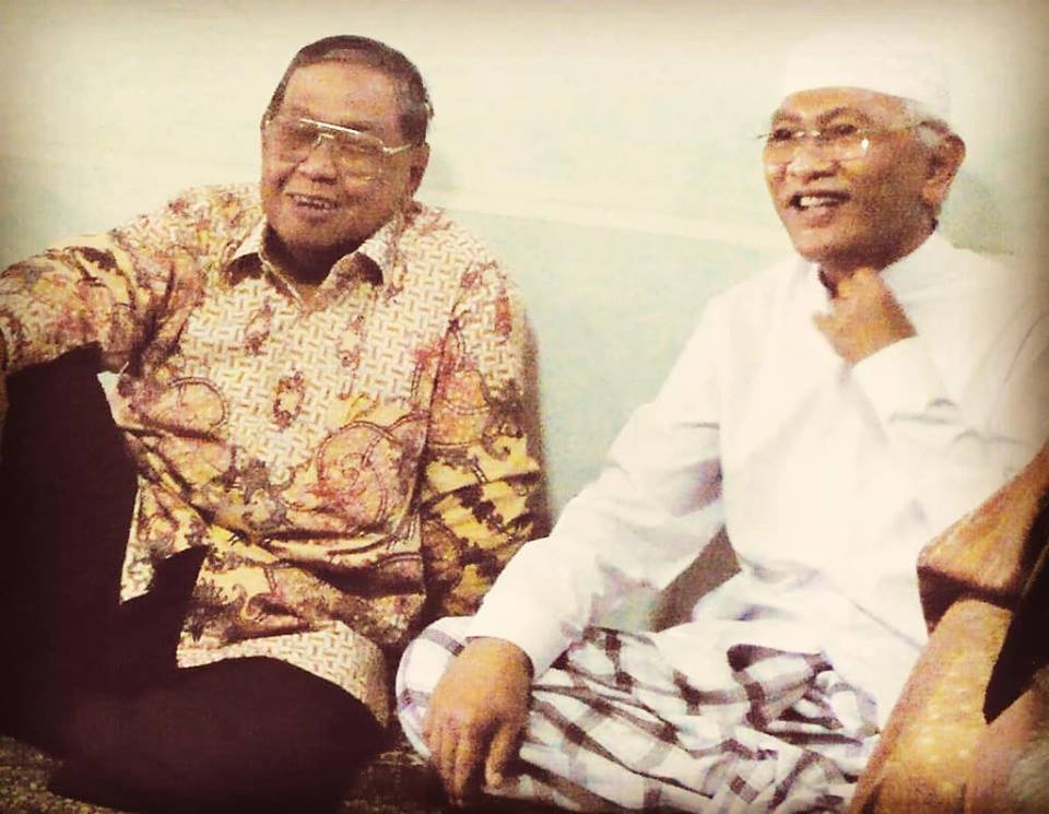 Gus Dur (almaghfurlah) bersama Gus Mus, sama-sama belajar bersama. (Foto: Istimewa)