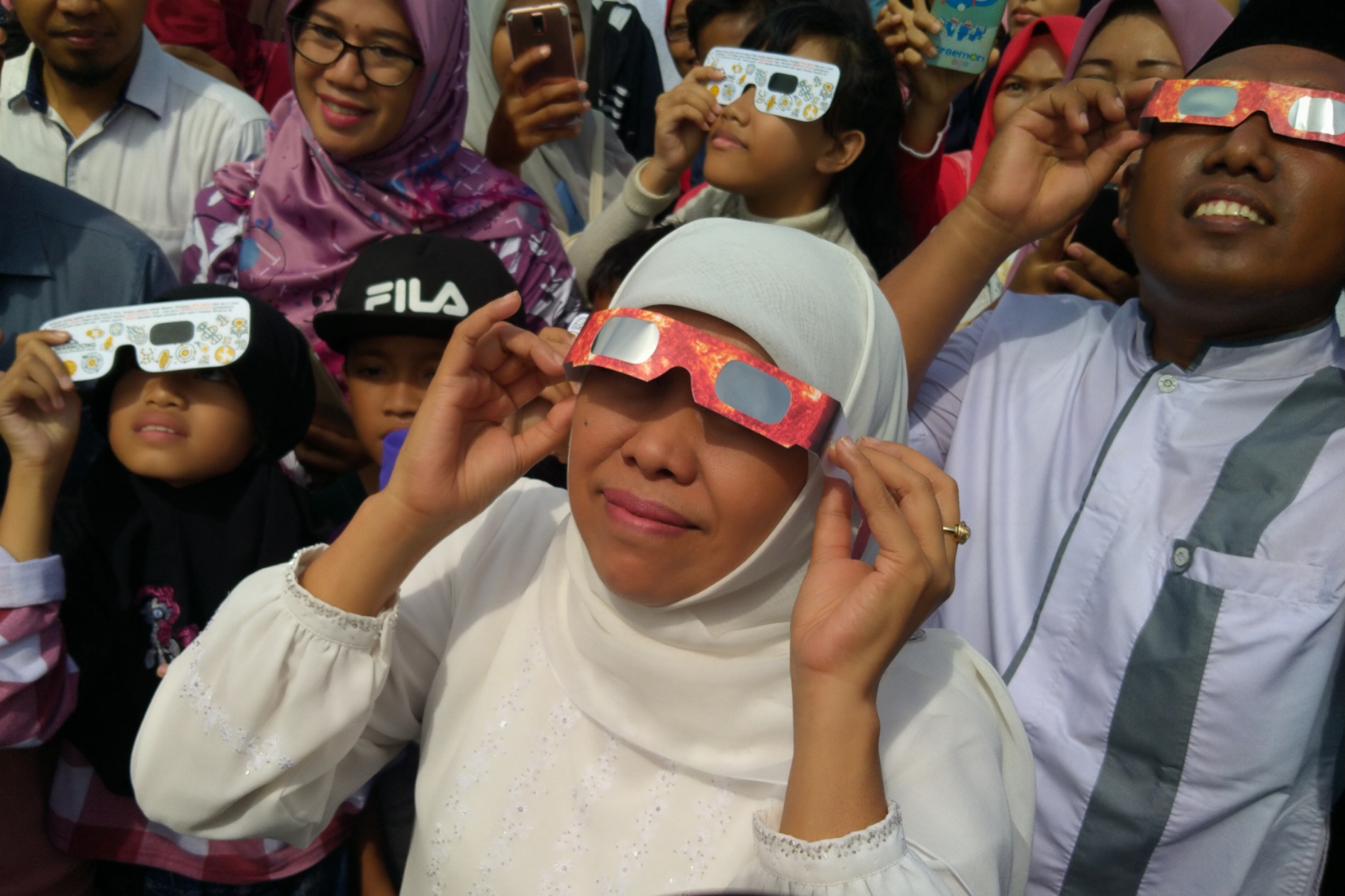 Gubernur Jatim, Khofifah Indar Parawansa, saat menyaksikan gerhana matahari sebagian di Masjid Agung Al-Akbar, Surabaya, Kamis 26 Desember 2019. (Foto: Fariz/ngopibareng.id) 