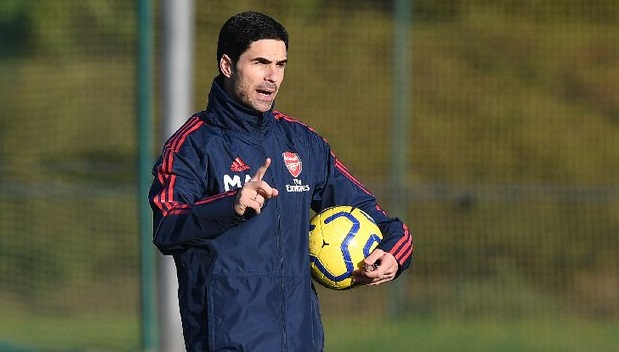 Mikel Arteta melarang pemainnya melakukan trik selama latihan. Ia pun menghentikan sesi latihan bila ada pemain yang melakukan aksi-aksi akrobatik. (Foto: Twitter/@Arsenal) 