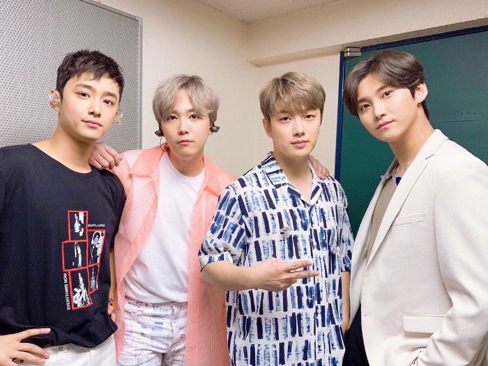 Song Seung Hyun (kanan) pose bersama FTISLAND. (Foto: Dreamers.id)