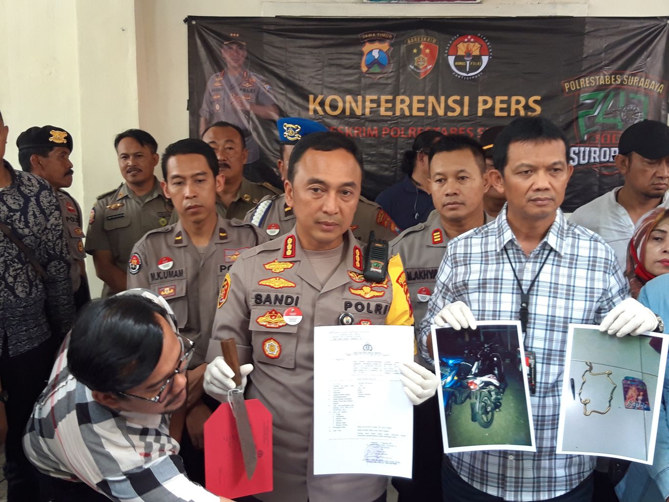 Kapolrestabes Surabaya, Kombes Sandi Nugroho saat di Kamar Jenazah RSUD Dr. Soetomo. (Foto: Haris/ngopibareng.id)