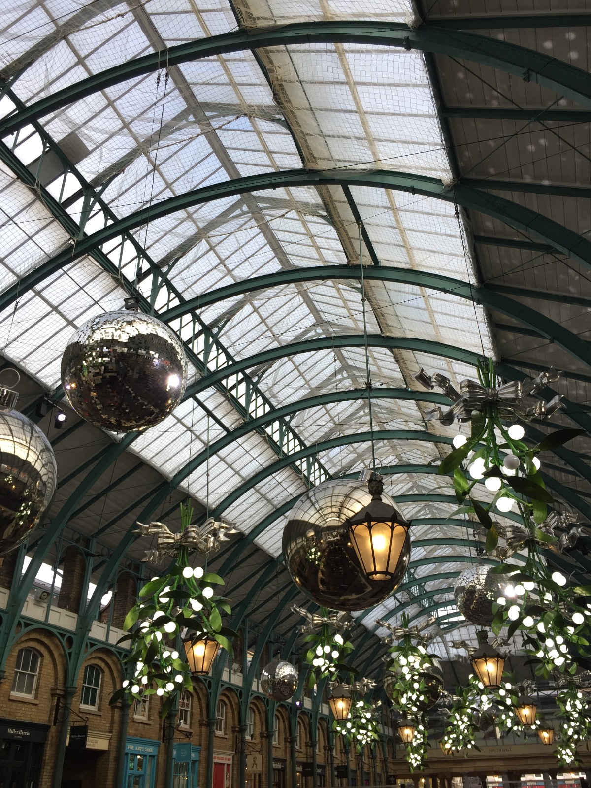 Hiasan Natal di stasiun kereta di Kota Manchester, Inggris. (Foto: Nissa Lilia Azhari) 