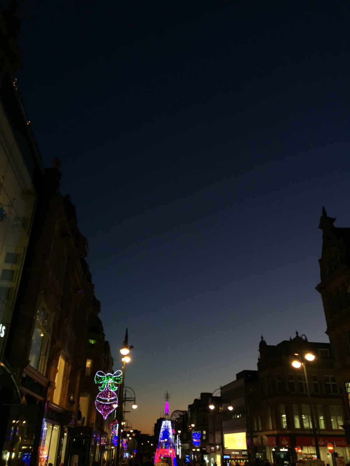 Suasana Natal di Inggris pada malam hari. (Foto: Nissa Lilia Azhari)