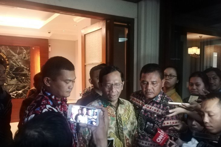 Menko Polhukam berikan keterangan pers usai rapat paripurna. (Foto: Antara)