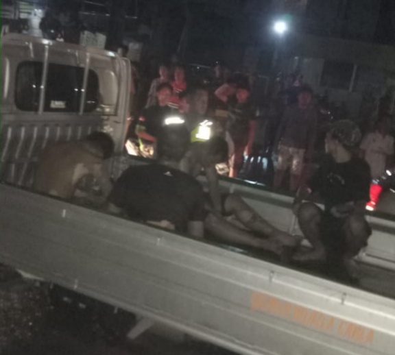 Pegawai yang terkena luka bakar dibawa ke RS Unair. (Foto: Istimewa)
