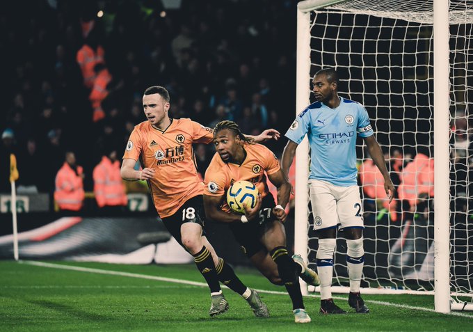 Adama Traore langsung mengambil bola setelah mencetak gol pertama bagi Wolves. Kans City untuk mempertahankan gelar Premier League pun kian menjauh setelah kekalahan 2-3 dari Wolves di pekan ke-19, Sabtu 28 Desember 2019 dini hari WIB tadi. (Foto: 