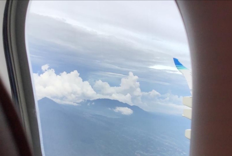 Sayap pesawat di atas Bromo.