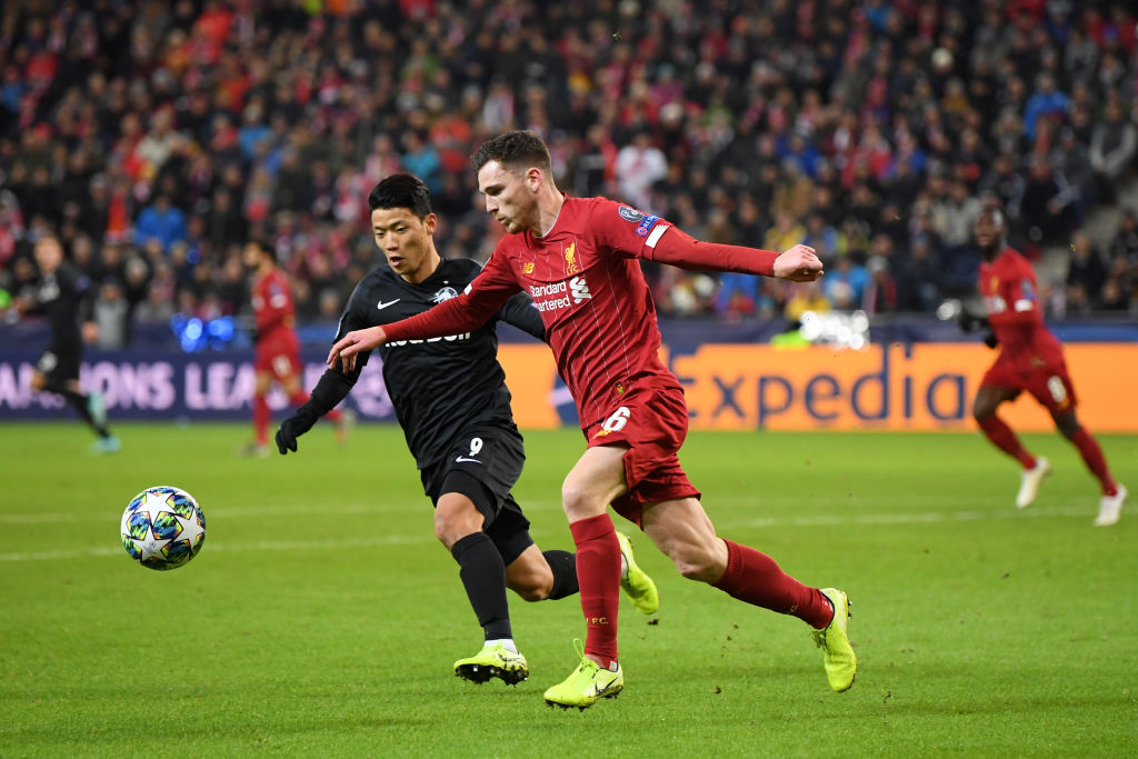 Hwang Hee-Chan (hitam) saat berduel dengan kapten Liverpool, Jordan Henderson. Media Jerman mengklaim pemain Korsel ini resmi menjalin kesepakatan dengan Wolverhampton. (Foto: Twitter/@RedBullSalzburg)