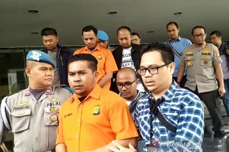 Kedua pelaku tiba di Mabes Polri untuk menjalani kurungan di Rumah Tahanan Bareskrim Polri, (Foto: Ant)