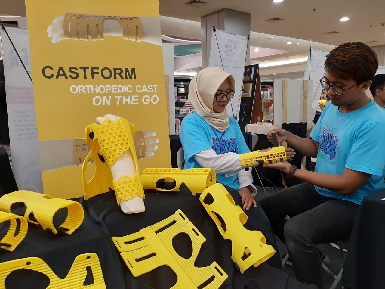 Larasadi Nugraha saat memasangkan castform, inovasi alternatif gips. (Foto: Pita/ngopibareng.id)