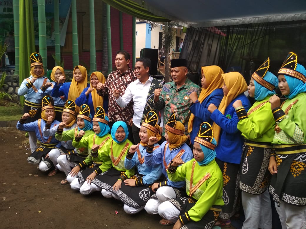 Menteri Desa, Pembangunan Daerah Tertinggal dan Transmigrasi, Abdul Halim Iskandar (baju putih) saat berada di Bululawang, Kabupaten Malang. (Foto: Istimewa)