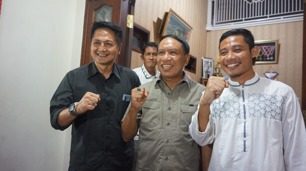 Evan Dimas bersama Menpora, Zainudim Amali dan Exco PSSI Jatim, M Farid. (Foto: Haris/ngopibareng.id)