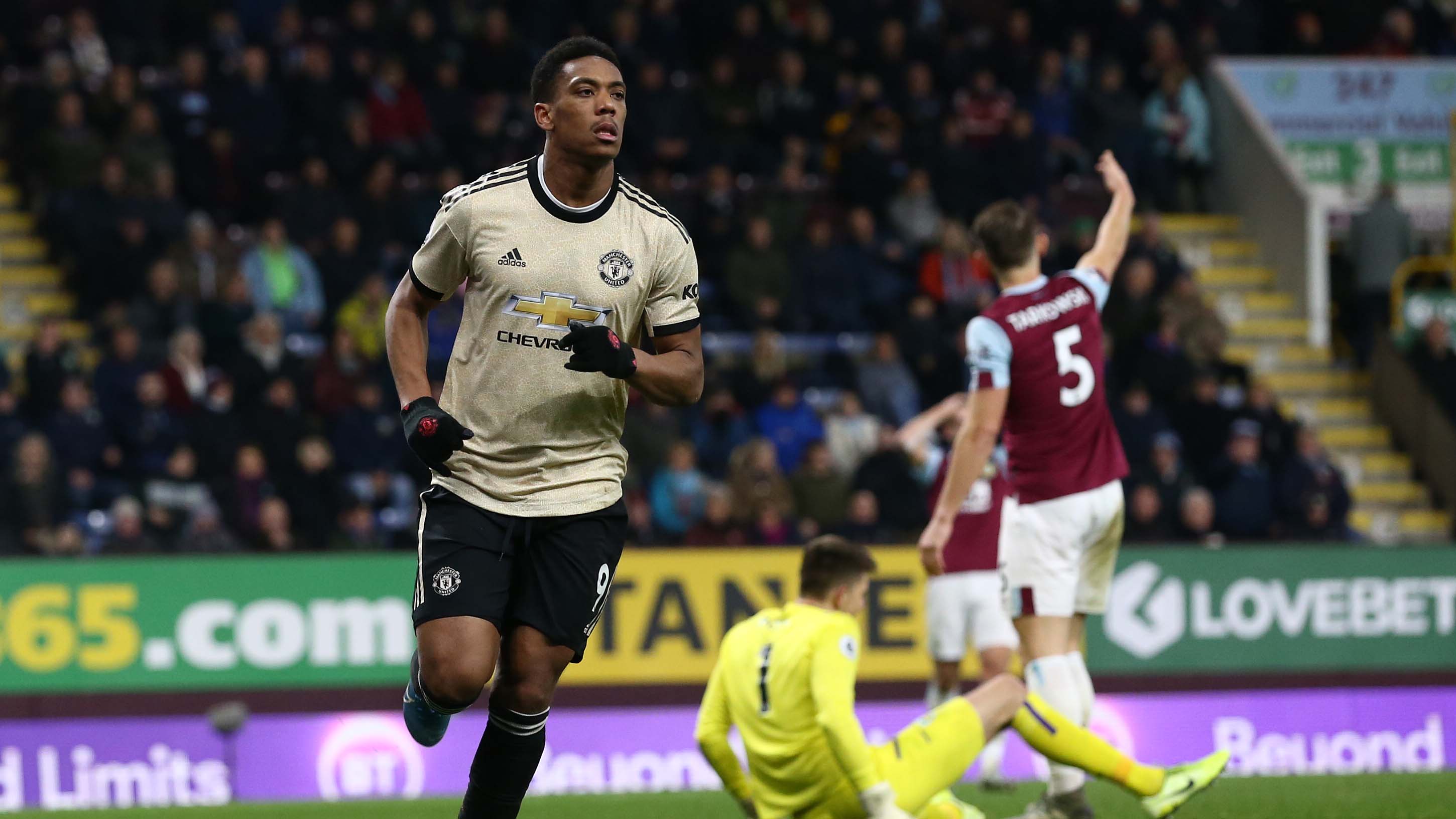 Anthony Martial tanpa ekspresi usai mencetak gol ke gawang Burnley. (Foto: Twitter/@ManUtd)