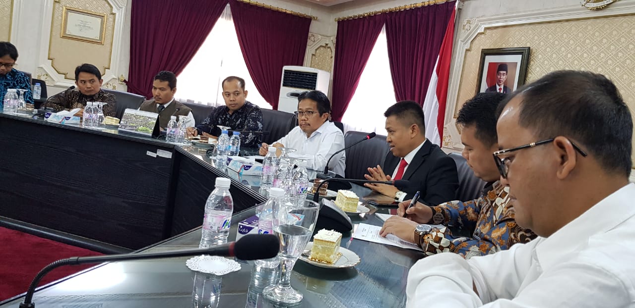 Sekjen Kemenag M Nur Kholis Setiawan rapat dengan Konjen RI Heri Sarifuddin di Jeddah. (Foto: kemenag)