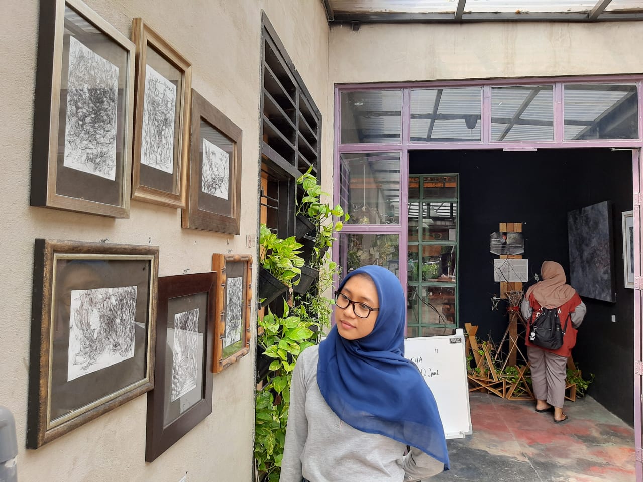 Karya-karya Rahmawati Riree dipamerkan di Co'lab Space, Surabaya. (Foto: Pita/Ngopibareng.id)