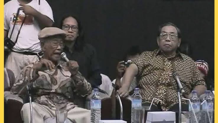 Pramoedya Ananta Toer bersama Gus Dur, saat berdiskus di Jakarta. (Foto: dok/ngopibareng.id)