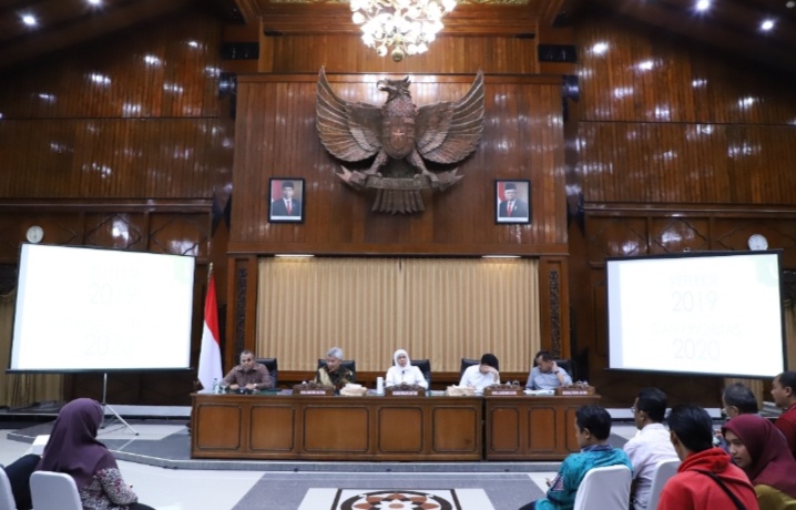 Konferensi Pers Refleksi Jatim 2019 dan Prioritas Jatim 2020 di Kantor Gubernur Jatim, Minggu 29 Desember 2019 malam. (Foto: Ngopibareng.id)