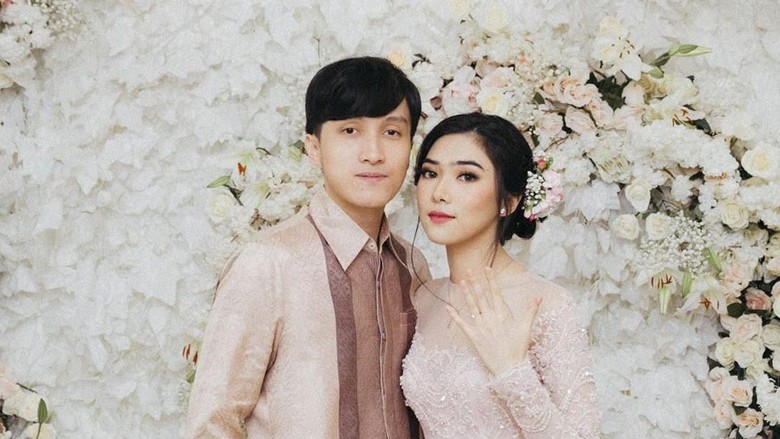 Pasangan Isyana Sarasvati dan Rayhan Maditra. (Foto: Instagram @Isyanasarasvati/@thebridestory)