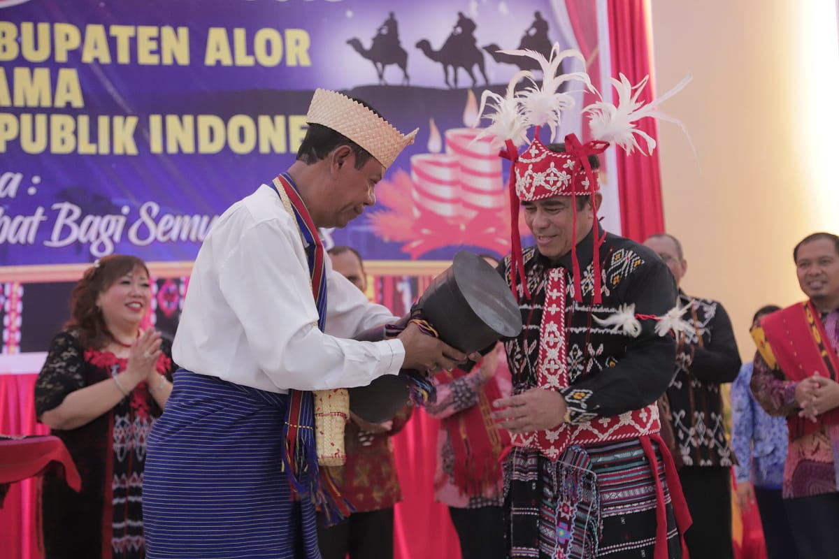 Menteri Agama Fachrul Razi saat dinobatkan sebagai tokoh adat masyarakat Alor di Jakarta. (Foto: kemenag for ngopibareng.id)