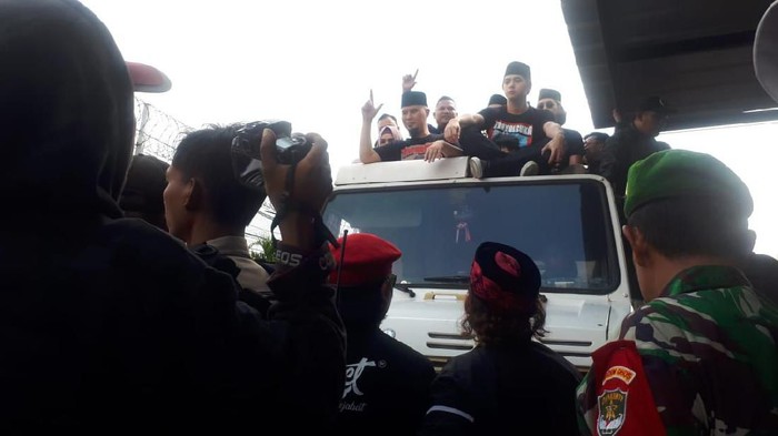 Ahmad Dhani bersama keluarganya naik mobil terbuka meninggalkan Rumah Tahanan (Rutan) Negara Klas I Cipinang, Jakarta Timur. (Foto: Istimewa)