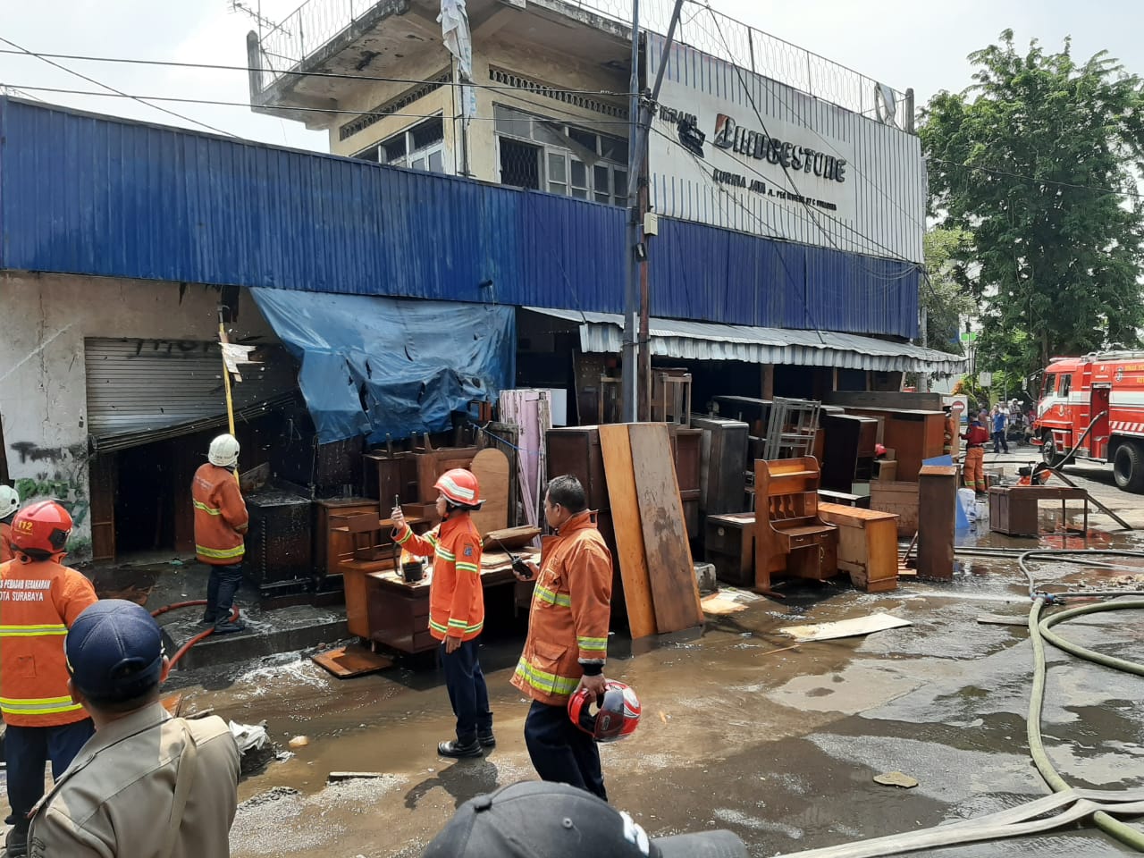 Proses pemadaman api di toko mebel bekas di Pecindilan, Surabaya. (Foto: Istimewa)